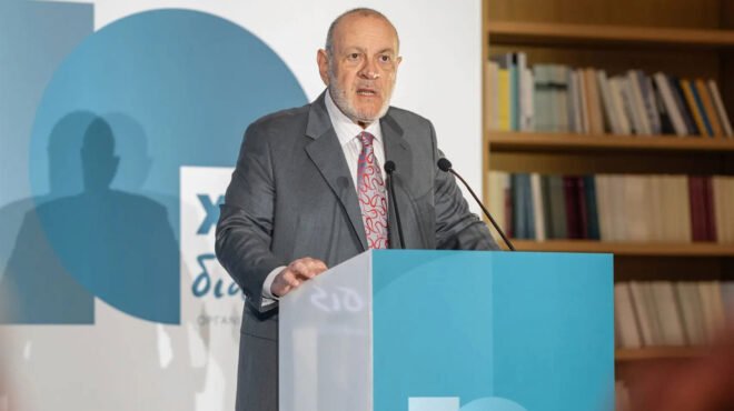 δέκα-χρόνια-διανεοσις-με-μια-εμβλημ-564123676