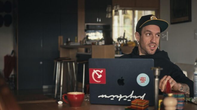 ντοκιμαντέρ-για-δύο-σουρεαλιστικές-ο-564122518