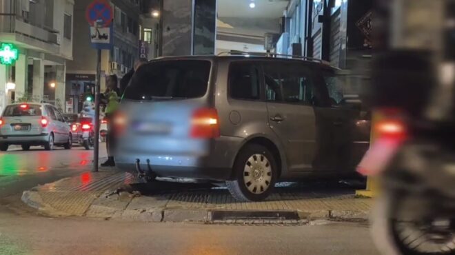 εξάρχεια-οδηγός-έχασε-τον-έλεγχο-του-ι-564140527