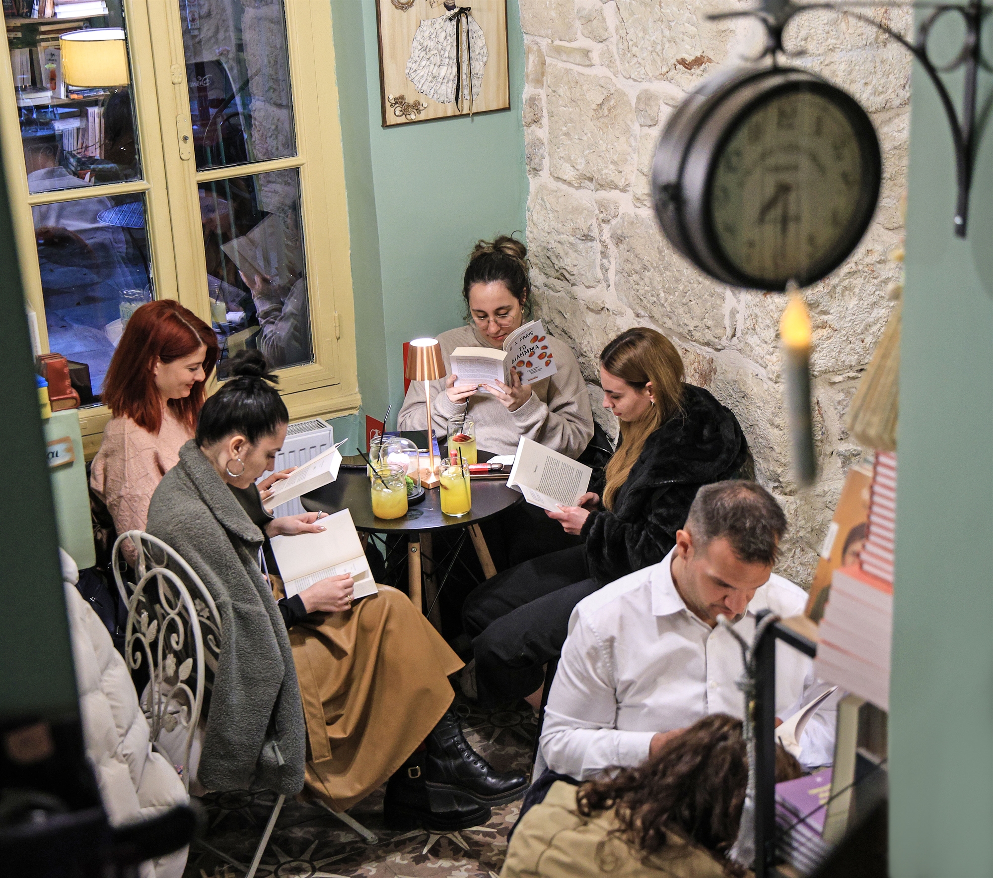 «Πάρτι» ανάγνωσης με το κινητό στο αθόρυβο-1