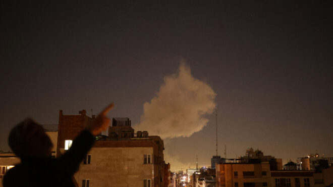 ε-ε-μπλεγμένες-γραμμές-για-τις-εξελί-564103264