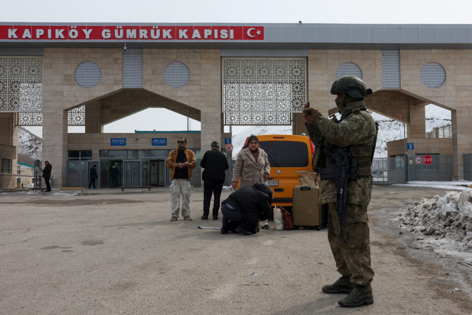 Εκατοντάδες Ιρανοί στα σύνορα με την Τουρκία – «Ολοι φοβούνται»-3