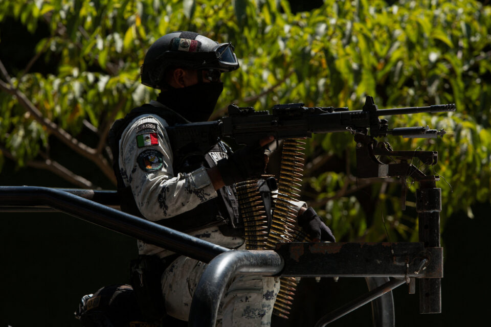 Σε χρυσό φέρετρο τάφηκε ο «Ελ Μέντσο» – Με τεράστια, ανώνυμα στεφάνια και μαύρες ομπρέλες η κηδεία του-3