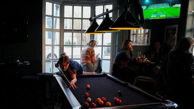 βλέποντας-ποδόσφαιρο-ανενόχλητες-564112189