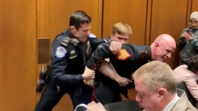 καπιτώλιο-βίαιη-απομάκρυνση-διαδηλω-564108994