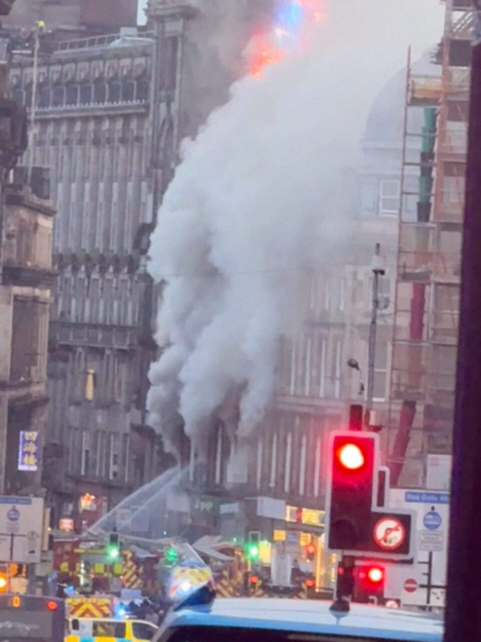 Γλασκώβη: Κλειστός ο μεγαλύτερος σιδηροδρομικός σταθμός της Σκωτίας λόγω πυρκαγιάς σε διπλανό κτίριο-1