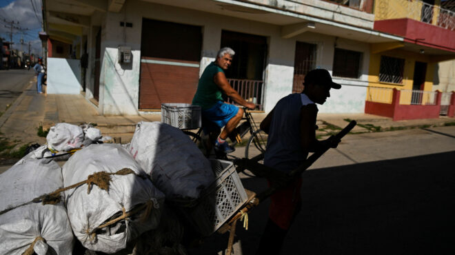κονβόι-θα-μεταφέρει-20-τόνους-τροφίμων-564125194
