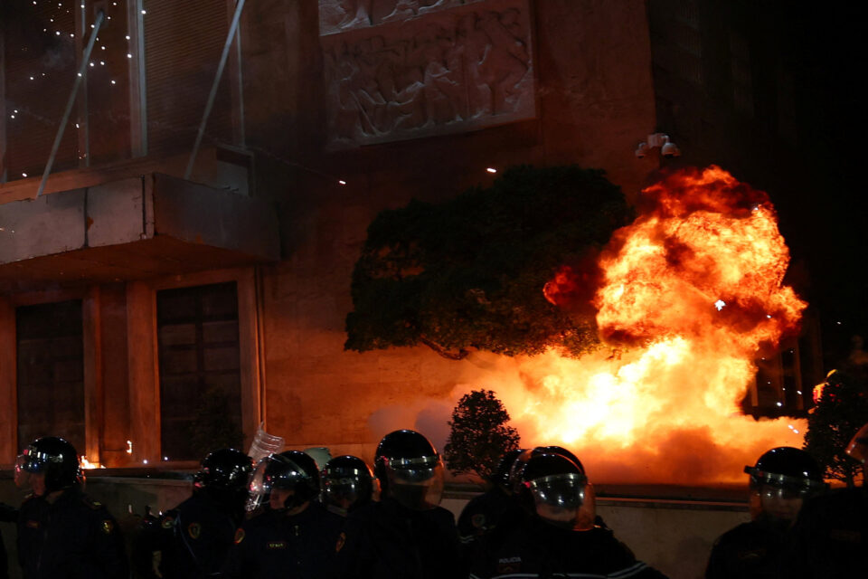 Αλβανία: Νέα βίαιη αντικυβερνητική διαδήλωση στα Τίρανα – Ζητούν την παραίτηση Ράμα-2