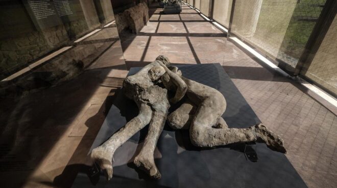 αγκαλιασμένοι-στον-θάνατο-νέα-εκμαγ-564123946