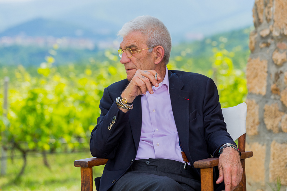 Ο γλυπτός Γιάννης Μπουτάρης μάς περιμένει στο κτήμα Κυρ-Γιάννη-1