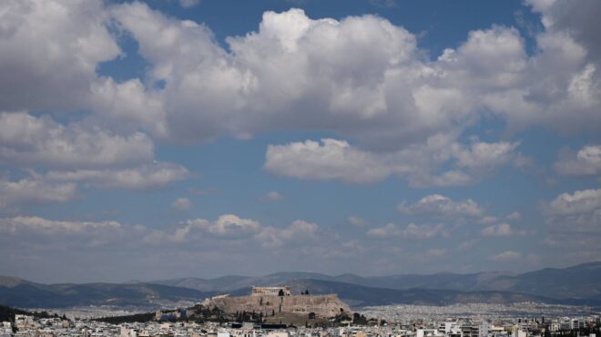 καιρός-λίγες-νεφώσεις-και-θερμοκρασί-564111052