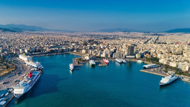 ασφυκτική-πίεση-στην-ελληνική-ακτοπλ-564116914