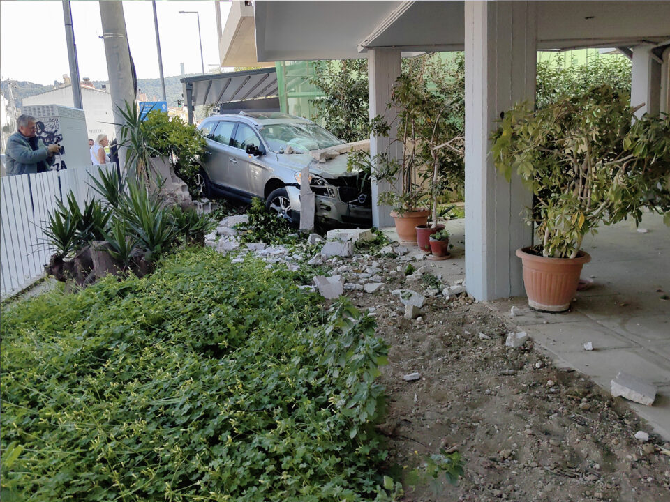 Τροχαίο στο Ναύπλιο: Ι.Χ εισέβαλε σε πιλοτή πολυκατοικίας – Εικόνες, βίντεο-1