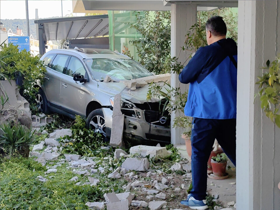 Τροχαίο στο Ναύπλιο: Ι.Χ εισέβαλε σε πιλοτή πολυκατοικίας – Εικόνες, βίντεο-2