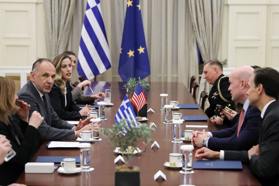 Συνάντηση Γεραπετρίτη με τον μόνιμο αντιπρόσωπο των ΗΠΑ στο NATO – Παρούσα και η Γκίλφοϊλ-2