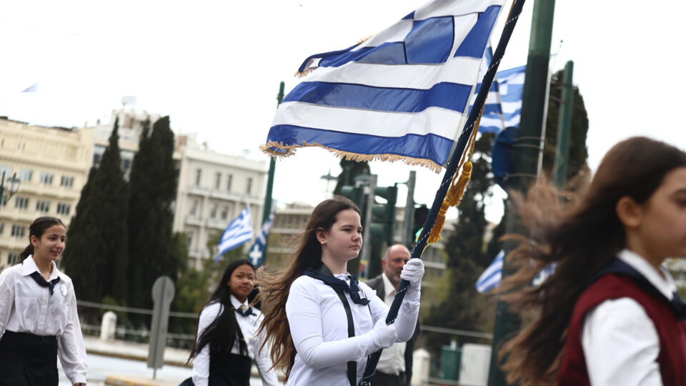 25η Μαρτίου: Φωτογραφίες από τις μαθητικές παρελάσεις στο Σύνταγμα-1