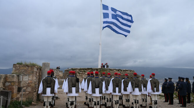 25η-μαρτίου-η-έπαρση-της-ελληνικής-σημα-564142558