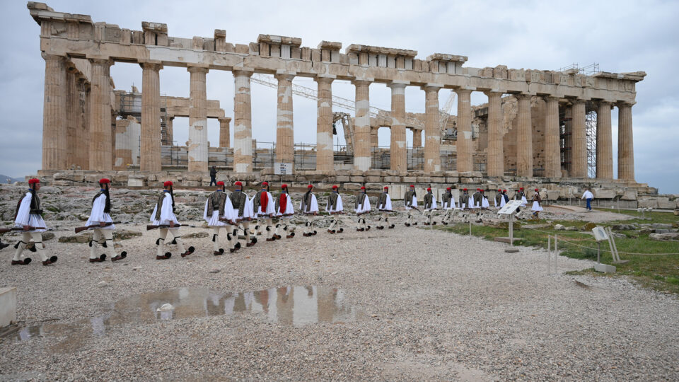 25η Μαρτίου: Η έπαρση της ελληνικής σημαίας στην Ακρόπολη [φωτογραφίες – βίντεο]-2