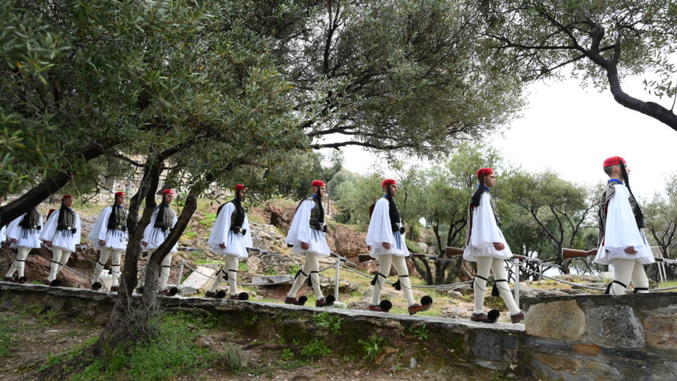 25η Μαρτίου: Η έπαρση της ελληνικής σημαίας στην Ακρόπολη [φωτογραφίες – βίντεο]-1