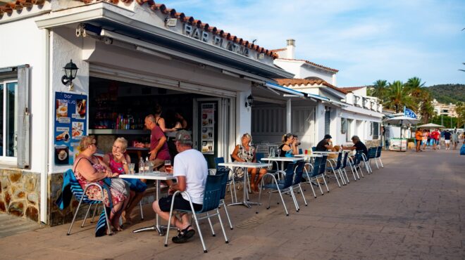 οι-τουρίστες-τρώνε-πλέον-στο-δωμάτιο-564136999