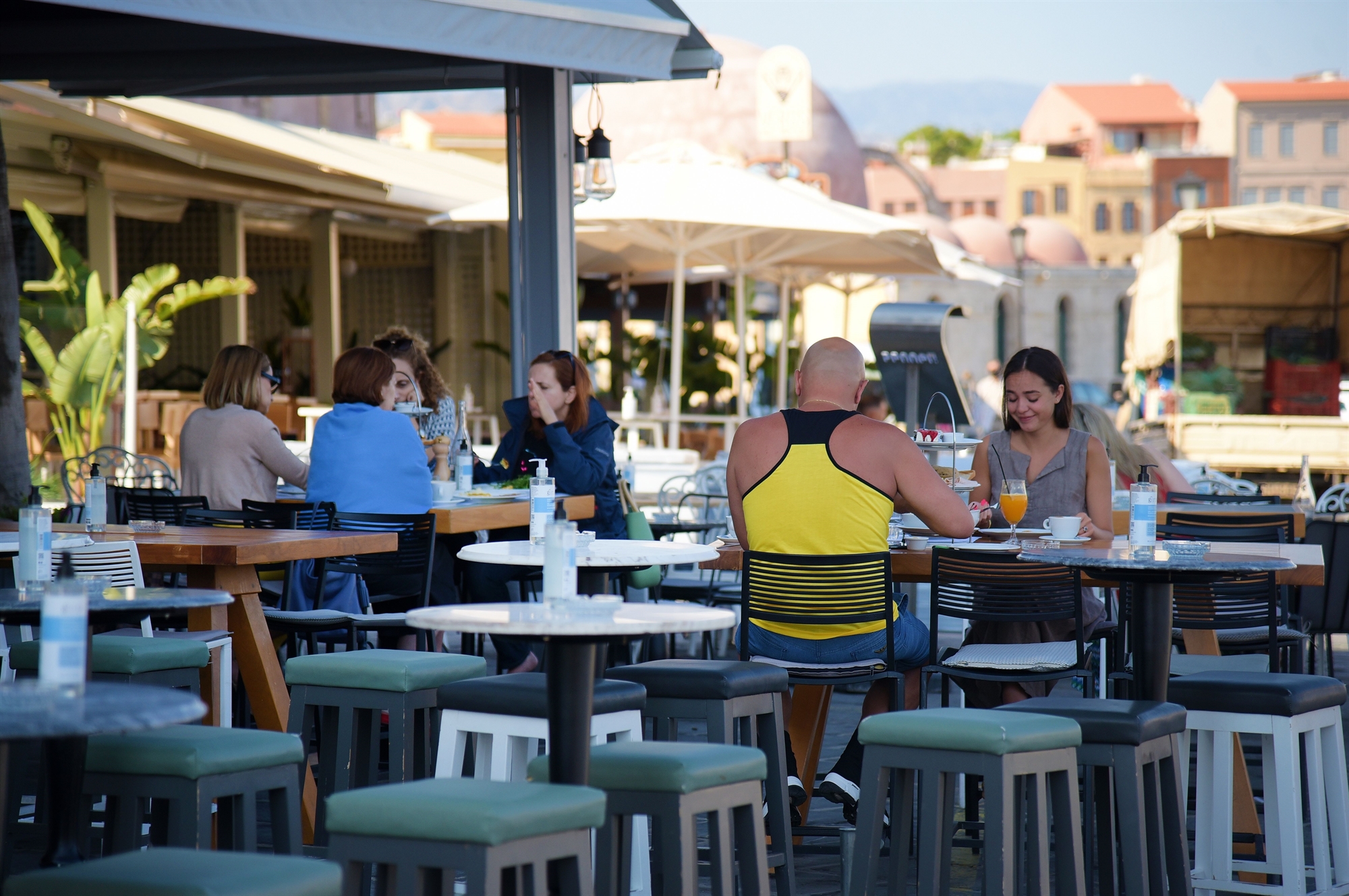 Οι τουρίστες τρώνε πλέον στο δωμάτιο-1