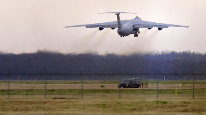 ηπα-σμήνη-από-drones-πάνω-από-κομβική-στρα-564135817