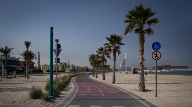 κατεστραμμένες-βάσεις-και-φλεγόμενα-564127543