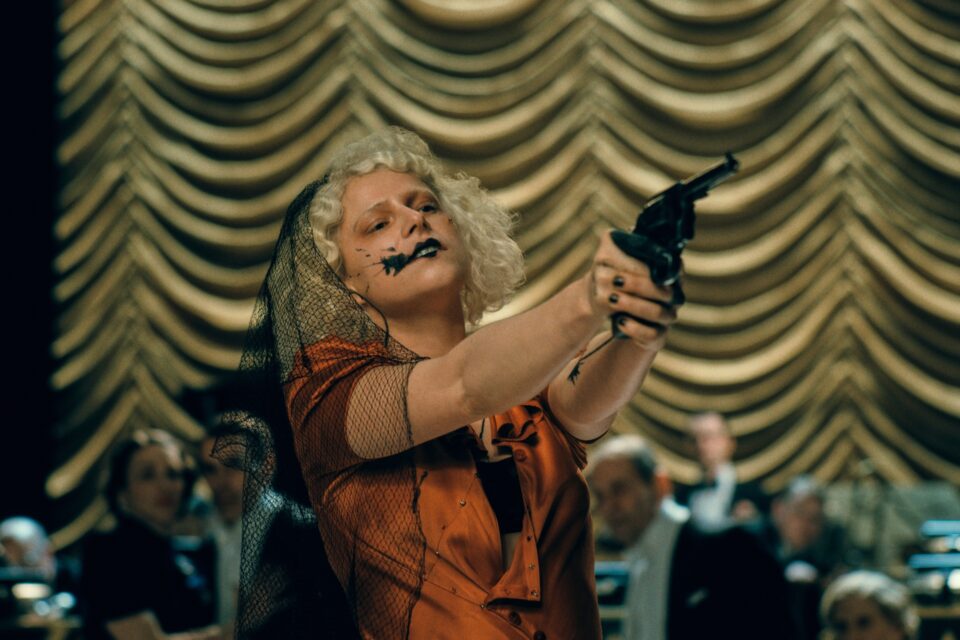 Το λοξό μειδίαμα της Τζέσι Μπάκλεϊ που σαρώνει όλα τα βραβεία-2