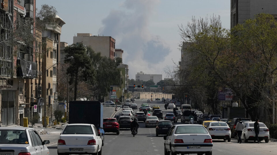Ανταπόκριση από Τεχεράνη: Βόμβες, μπλακ άουτ στο Διαδίκτυο και ουρές για ψωμί -1
