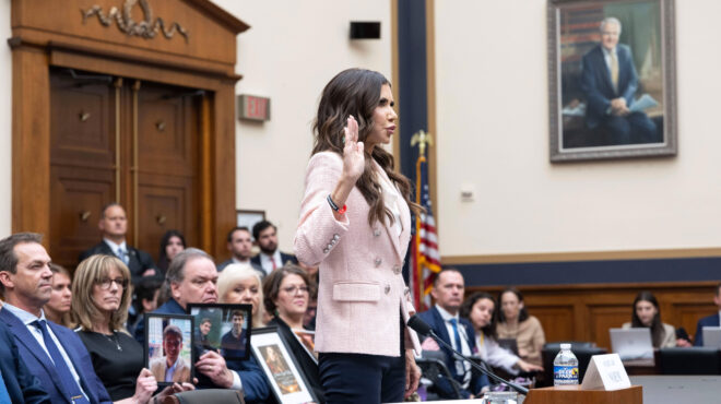 αλεξίσφαιρα-γιλέκα-και-ακριβά-ρολόγι-564109804