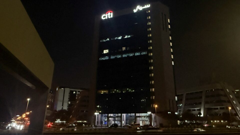 Το Ντουμπάι προσπαθεί να ανακτήσει μια κανονικότητα εν μέσω επιθέσεων-3