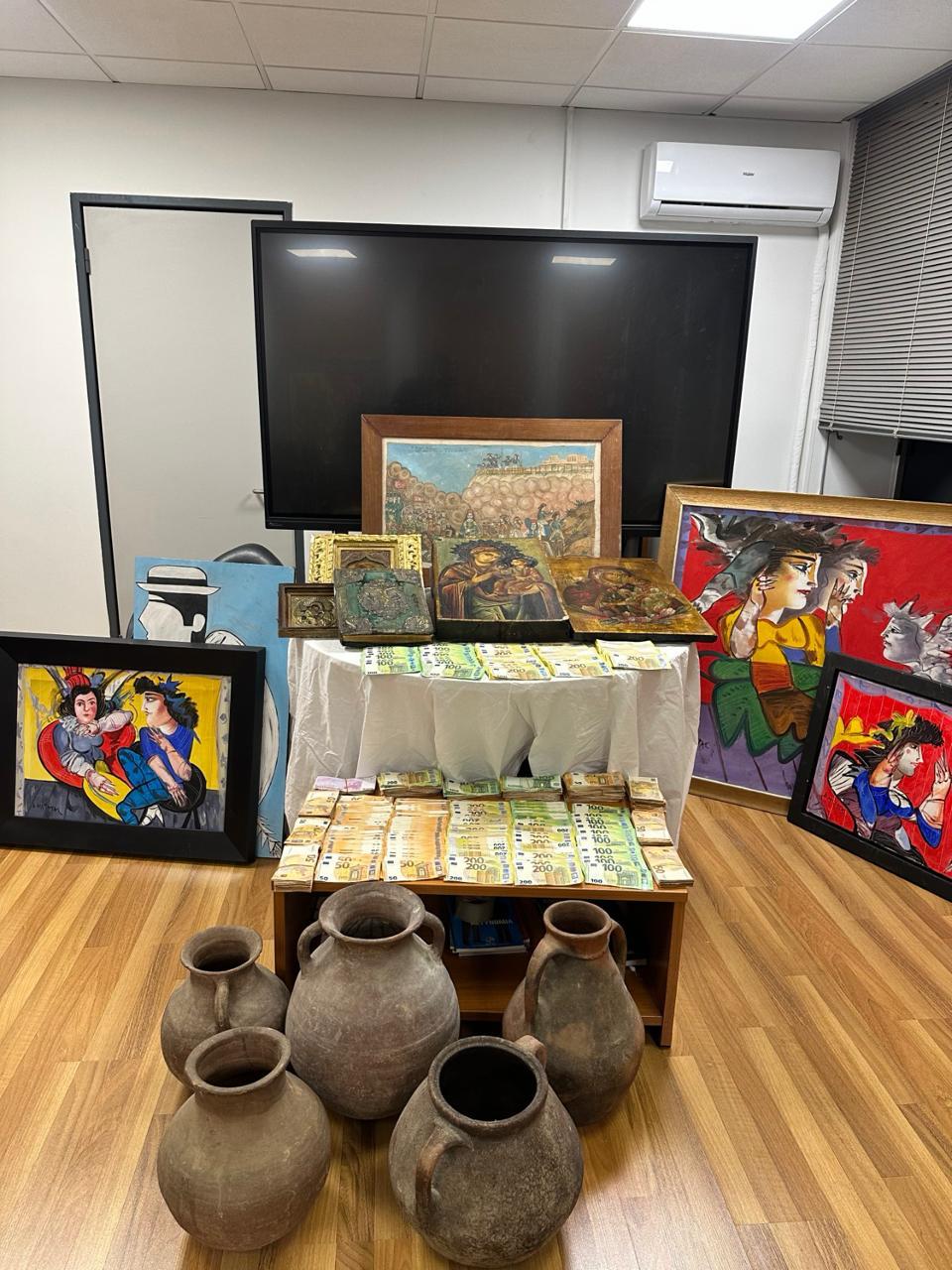 οι-πλαστοί-πίνακες-και-το-μοναδικό-ευα-564138808