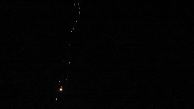 ομοβροντία-ιρανικών-πυραύλων-κατά-ισ-564115078