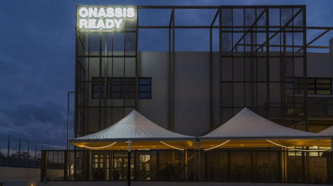 το-οινόραμα-γεμίζει-τα-ποτήρια-μας-στο-o-564119689