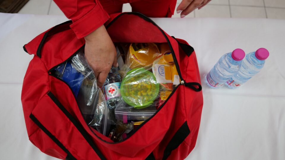Ανοίγουμε το σακίδιο επιβίωσης του Ερυθρού Σταυρού-1
