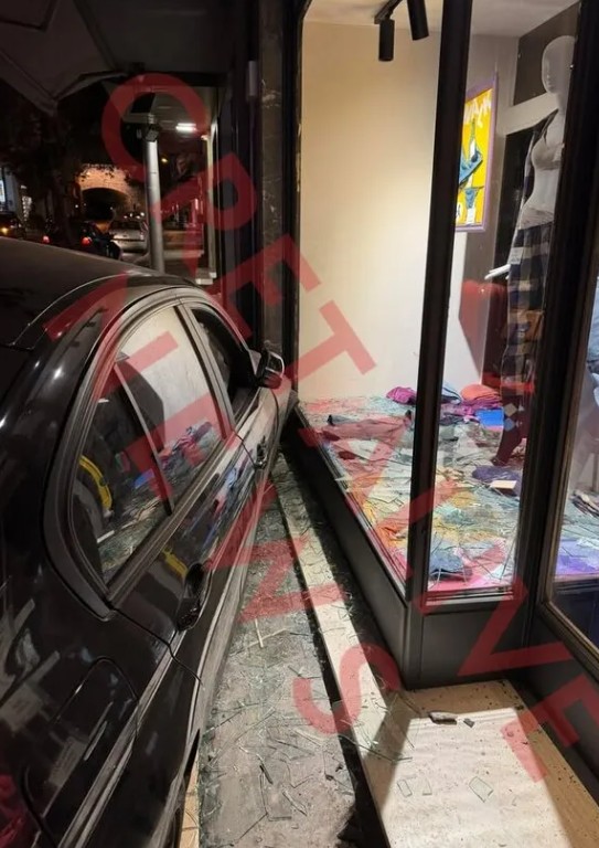 Ηράκλειο: Αυτοκίνητο «καρφώθηκε» σε βιτρίνα καταστήματος – Τραυματίστηκε 27χρονη-1