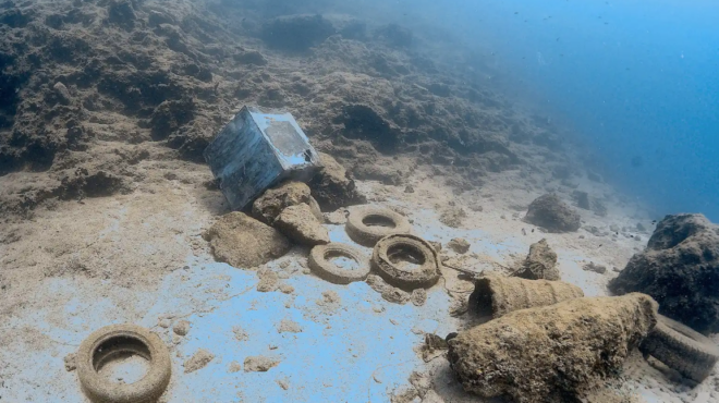 αγκίστρι-μια-χωματερή-στον-βυθό-της-θά-564119749