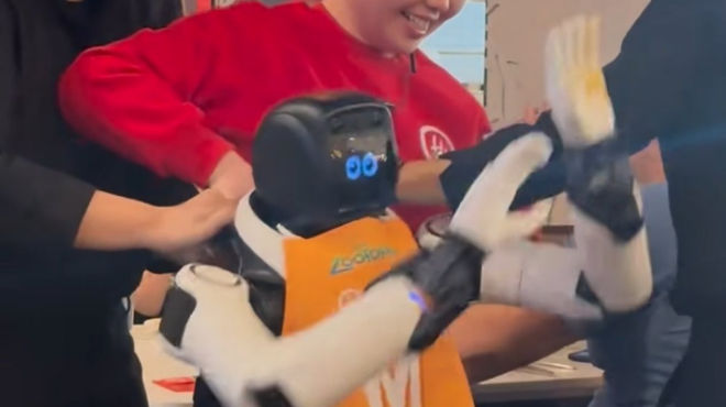 ατίθασο-ρομπότ-χορευτής-τα-έσπασε-κυρ-564135499