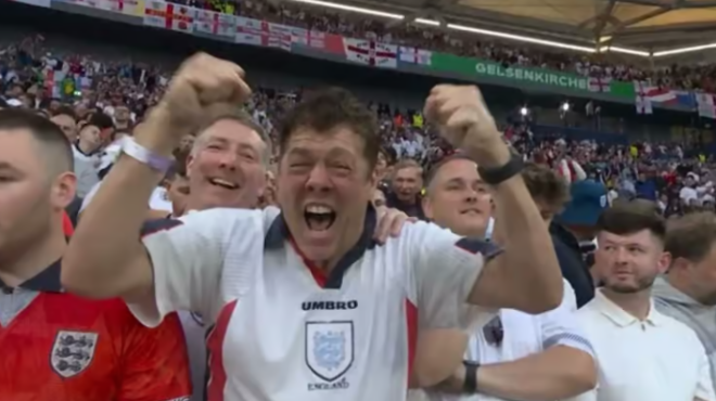 οπαδός-της-εθνικής-αγγλίας-πουλάει-το-564149884