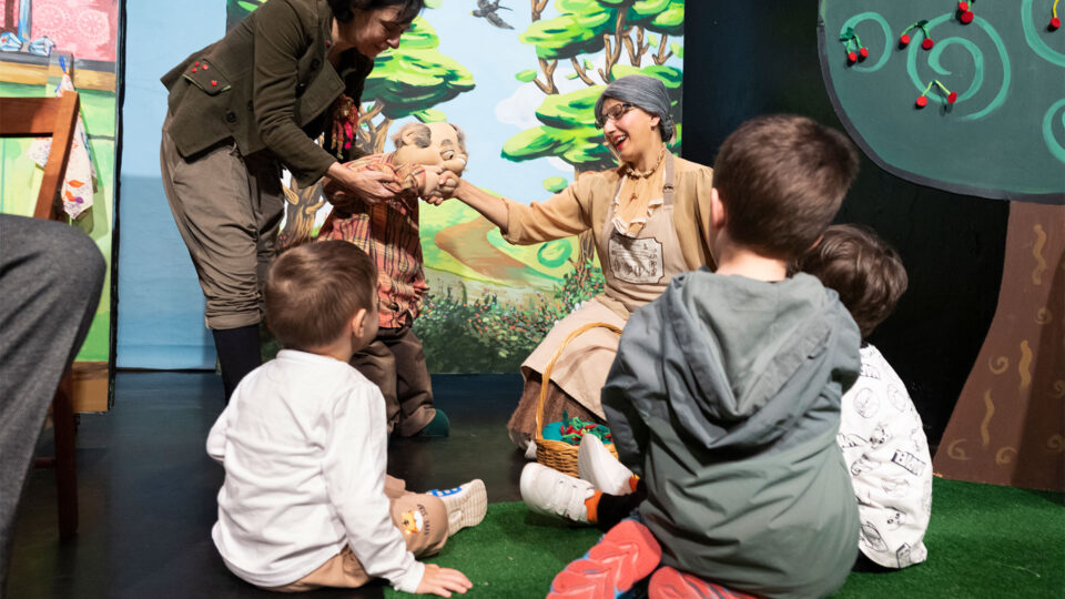 «Μήλα, ζάχαρη, κανέλα»: Η παιδική παράσταση των 18 σεζόν-3