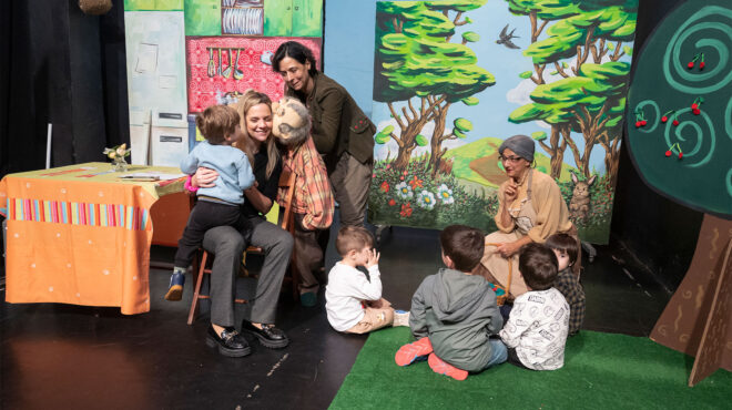 μήλα-ζάχαρη-κανέλα-η-παιδική-παράστ-564104092