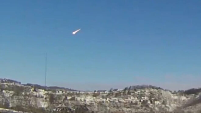 μετεωρίτης-διέσχισε-τον-ουρανό-πάνω-α-564130312