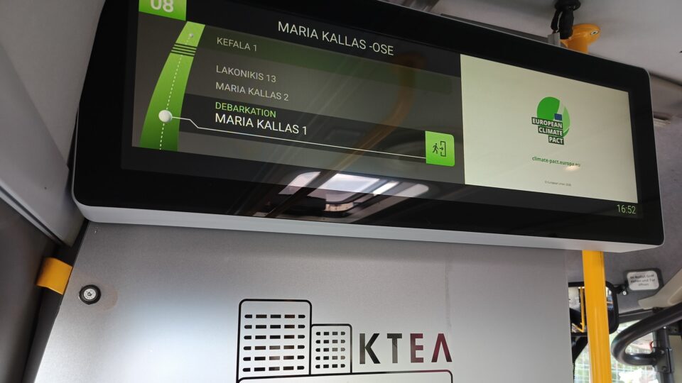 Καλαμάτα: Ψηφιακές οθόνες στα λεωφορεία «μιλούν» για την κλιματική αλλαγή-1