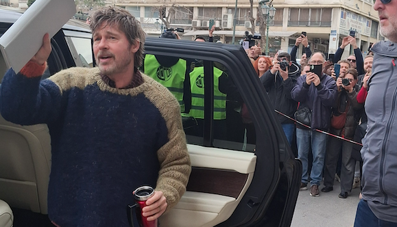 ο-μπραντ-πιτ-στην-πλατεία-κοτζιά-για-γυ-564111766