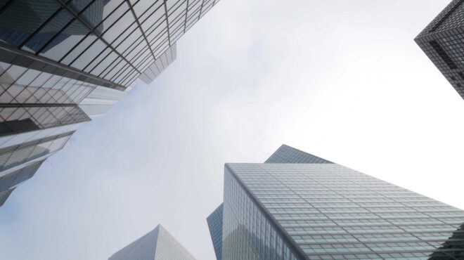 πίσω-από-τους-μεγάλους-το-κενό-564103111