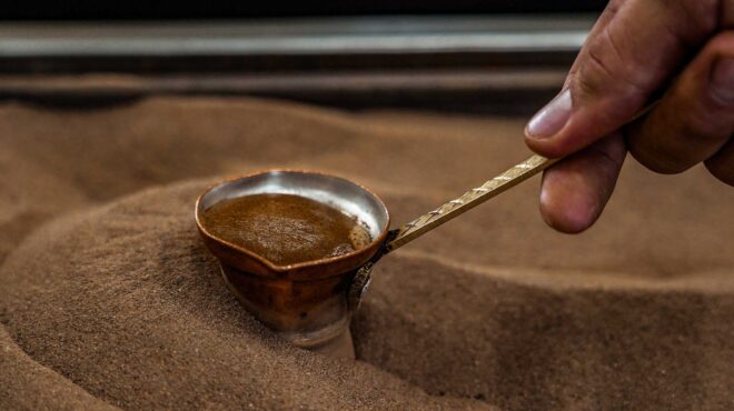 ελληνικός-στη-χόβολη-το-άρωμα-του-καφέ-564109933