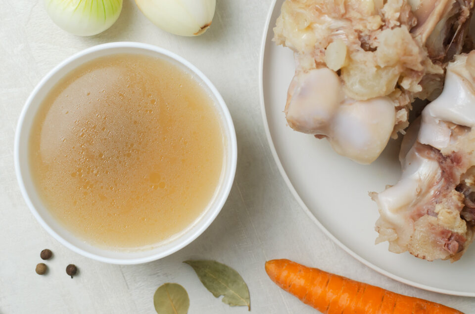 Γευτείτε τα οφέλη του ζωμού από κόκαλα-1