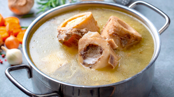 γευτείτε-τα-οφέλη-του-ζωμού-από-κόκαλα-564152902
