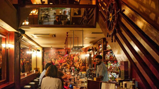 στον-πειραιά-για-καλό-ουίσκι-και-ατμόσ-564134146