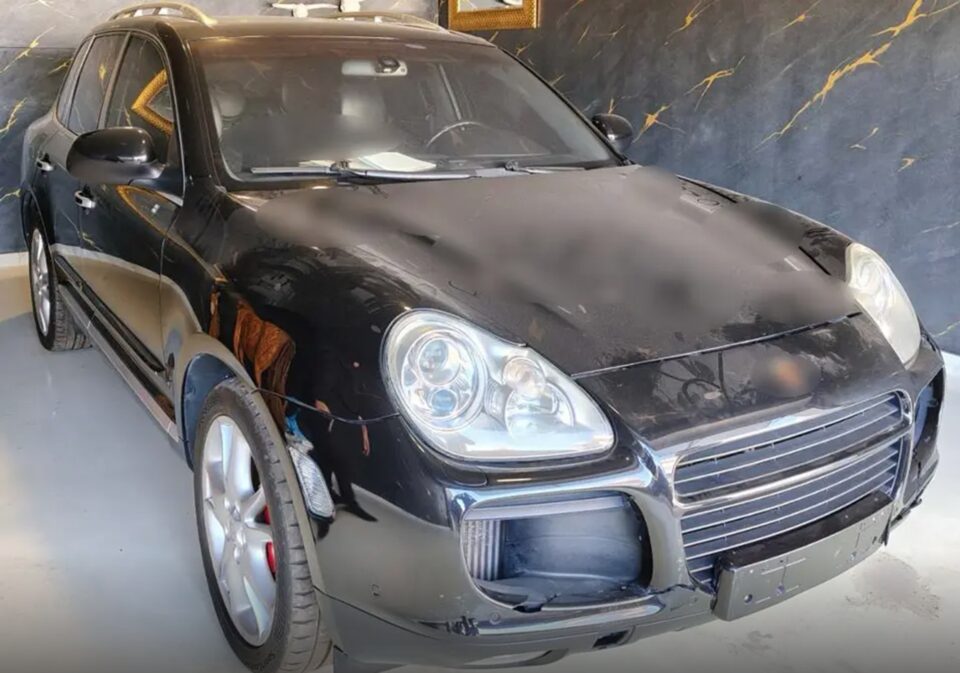 Λίρες, όπλα και πολυτελή οχήματα: Εξαρθρώθηκε σπείρα απατεώνων στη Λάρισα-3